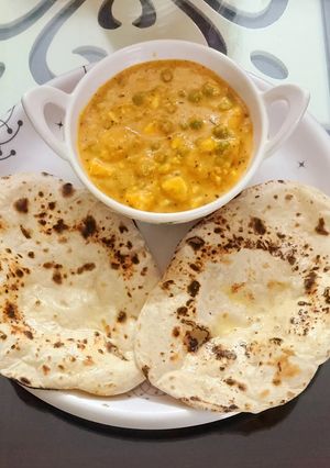 A picture of Matar paneer.