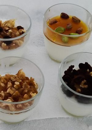 Una foto de Cuajada de leche de oveja con miel y frutos secos. 😋😋😋