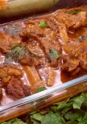 A picture of Chops with tomato gravy.