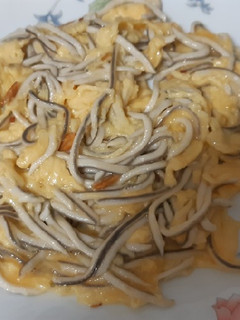 Una foto de Revuelto de gulas
