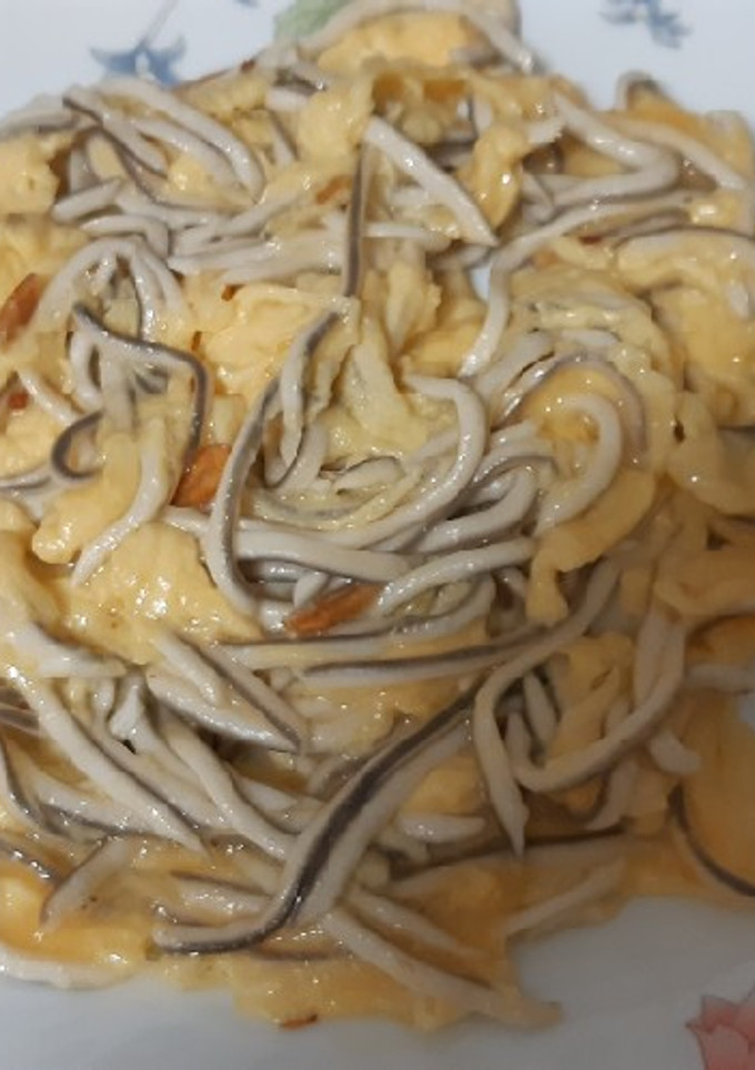 Una foto de Revuelto de gulas
