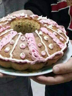 Una foto de Bizcocho de pistachos adornado de buttercream hecho por mis nietos