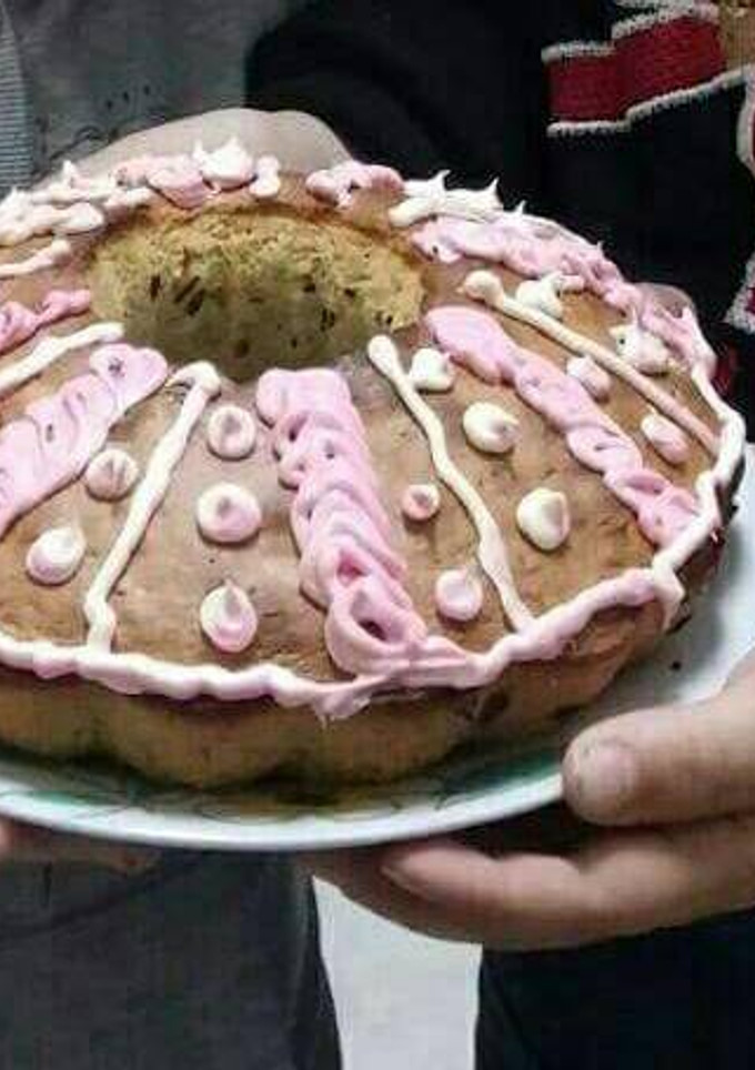 Una foto de Bizcocho de pistachos adornado de buttercream hecho por mis nietos