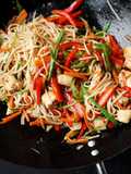 Makaron chow mein z kurczakiem