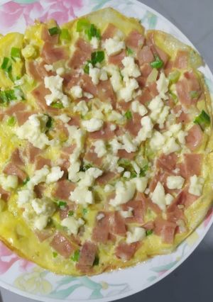 Una foto de Tortilla de huevo con jamón y queso