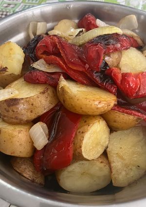Una foto de Papas al horno con cebolla y morrón