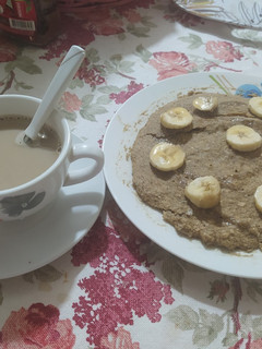 Una foto de Panqueque de avena y banana sin huevo y sin azúcar al microondas