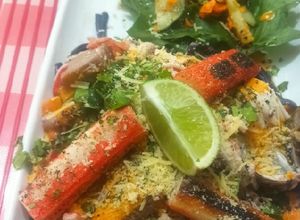 Una foto de Tallarines en tinta de calamar con Mariscos en crema marinera