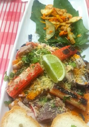 Una foto de Tallarines en tinta de calamar con Mariscos en crema marinera