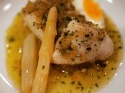 Una foto de filete de pescado con esparragos