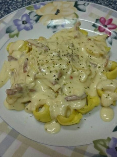Una foto de Tortellini con bacon y nata