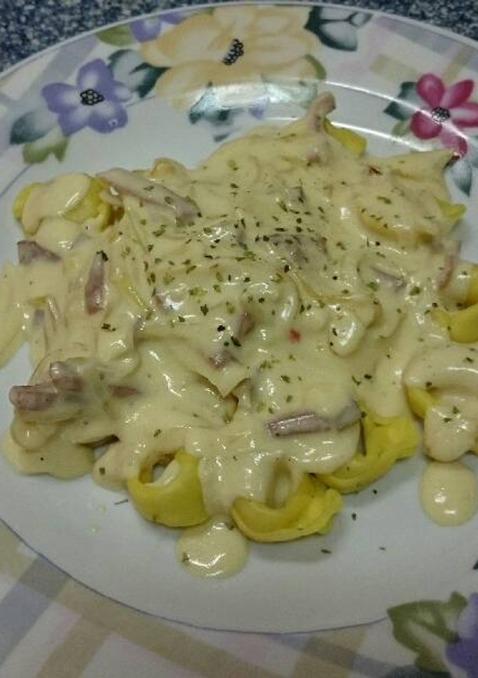 Una foto de Tortellini con bacon y nata