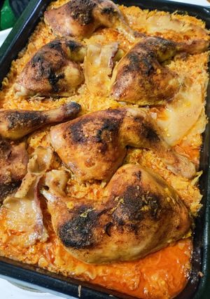 Savanyú káposztaágyon sült tejszínes csirkecombok recept fotója