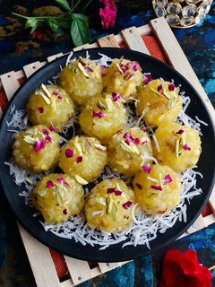 સાબુદાણા કોકોનટ લાડ્ડુ (Sabudana Coconut Laddu Recipe in Gujarati) રેસીપી મુખ્ય ફોટો