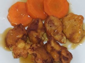 Una foto de Cubos de cerdo enharinados con salsa agridulce