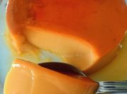 Une photo de crème caramel