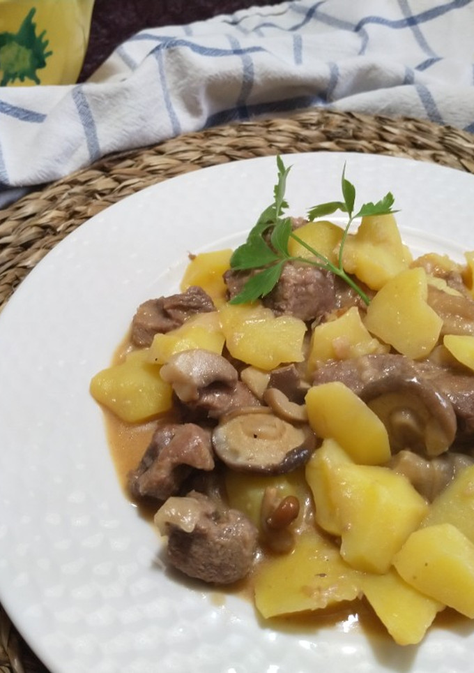 Una foto de Ternera guisada con champiñones