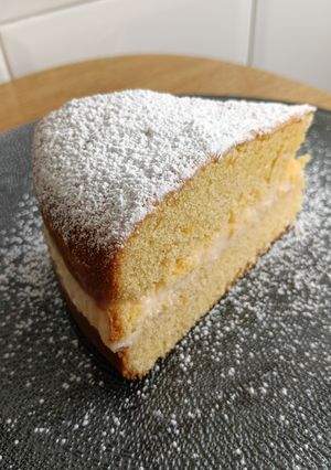 Foto principal de Bizcocho (de anís y naranja) con harina de garbanzos relleno de crema pastelera