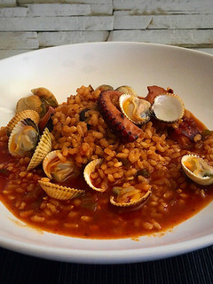 Una foto de Arroz integral meloso con pulpo y berberechos frescos