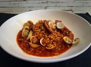 Una foto de Arroz integral meloso con pulpo y berberechos frescos