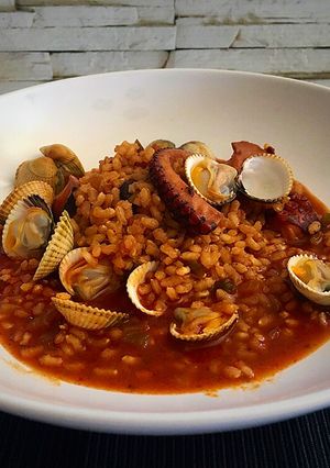 Una foto de Arroz integral meloso con pulpo y berberechos frescos