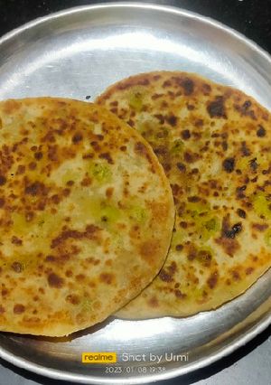 આલુ મટર પરાઠા (Aloo Matar Paratha Recipe In Gujarati) રેસીપી મુખ્ય ફોટો