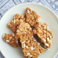 A picture of Gur ki Gajak or Jaggery Peanut Brittle.
