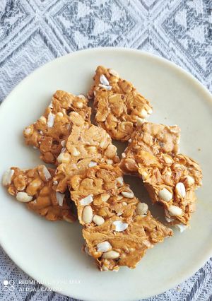 A picture of Gur ki Gajak or Jaggery Peanut Brittle.
