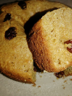 Una foto de Budín integral de coco y pasas de uva