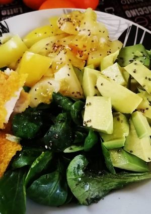 Une photo de Petite salade façon poke bowl légère et gourmande
