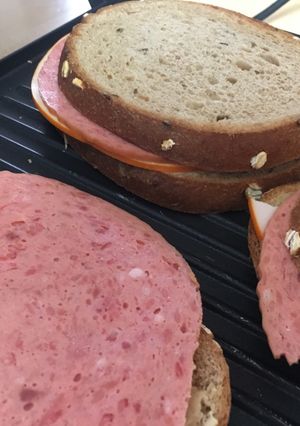 صورة لوصفة مرتديلا بخبز التست القمح🥐