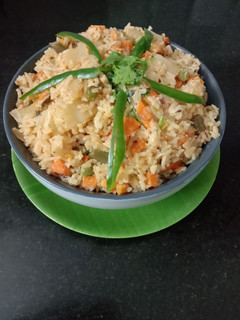 முந்திரி பால் வெஜிடபிள் பிரியாணி (Munthiri paal vegetable biryani recipe in tamil) செய்முறை முக்கிய புகைப்படம்