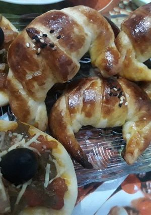 صورة لوصفة كرواسون مالحين مع ميني بيتزا