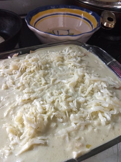 Una foto de Pastel Azteca en Salsa Suiza deli deli
