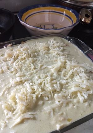 A picture of Aztec Casserole with Suiza Sauce (Pastel Azteca en Salsa Suiza).
