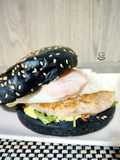 Black burger de merluza y camarones con huevo frito y salsa de mango y curry