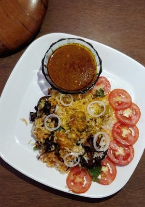 कोळंबी बिर्याणी (kolambi biryani recipe in marathi) रेसिपी चे मुख्य फोटो