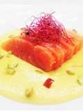 Sashimi di salmone con crema di mango al peperoncino e germogli di bietola rossi