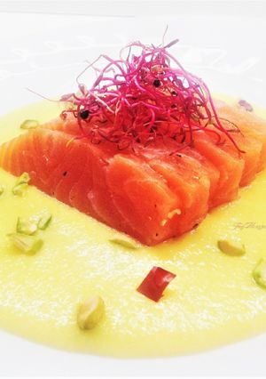Foto di Sashimi di salmone con crema di mango al peperoncino e germogli di bietola rossi