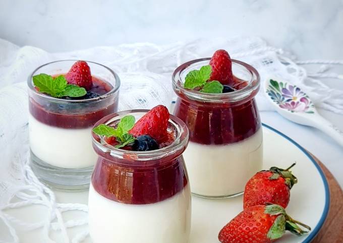 Resep Panna Cotta With Strawberry Sauce Oleh Giacinta Permana - Cookpad