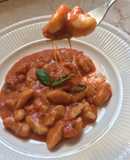 Ñoquis de papa, salsa marinera y mozzarella!