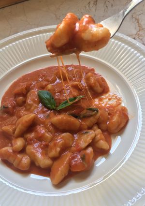 Una foto de Ñoquis de papa, salsa marinera y mozzarella!
