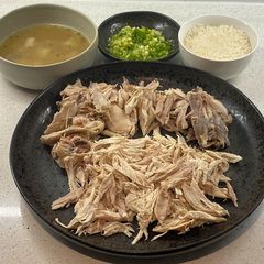 A picture of Khao man gai – (วิธีทำข้าวมันไก่/Hainan chicken rice).