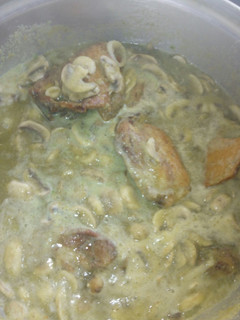 Una foto de Pollo con champiñones en salsa verde a la Mario, s