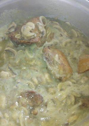 Una foto de Pollo con champiñones en salsa verde a la Mario, s