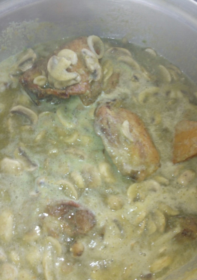 Una foto de Pollo con champiñones en salsa verde a la Mario, s