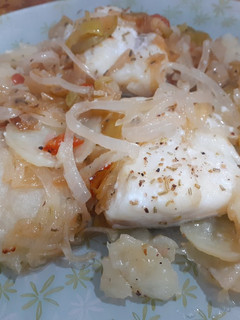 Una foto de Bacalao al horno, con patatas y cebolla