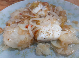 Foto principal de Bacalao al horno, con patatas y cebolla