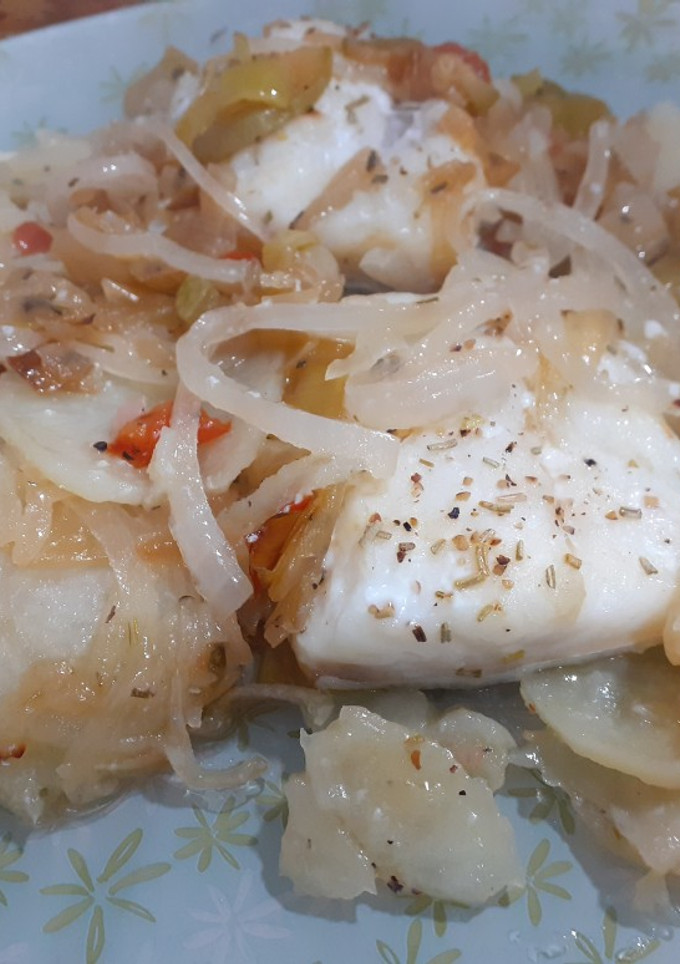 Una foto de Bacalao al horno, con patatas y cebolla