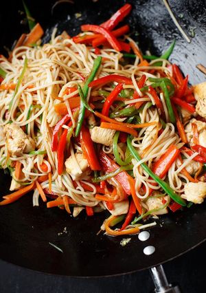 Zdjęcie przepisu Chow mein z kurczakiem i warzywami.